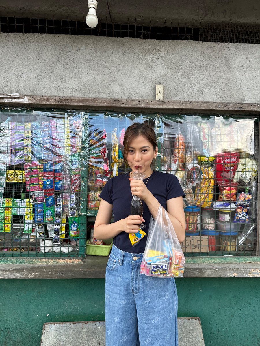Mscathygonzaga's tweet photo. Pagbilan ng pompoms at coke sa plastic. https://t.co/L7U27SH6hd