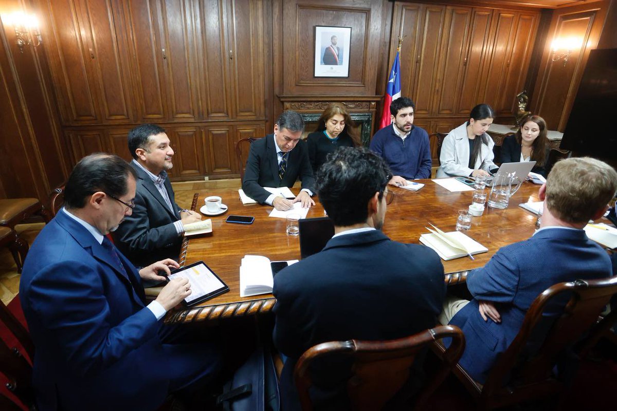 SubseBBNN's tweet photo. Para conversar sobre el proyecto “Estrategia Minera Antofagasta” que busca generar nuevas oportunidades de crecimiento para la región con enfoque en sostenibilidad, el Subsecretario @sebas_vergara se reunió con representantes de @GOREAntofagasta @OECD y @UCNorte https://t.co/BQtLHsgRaU