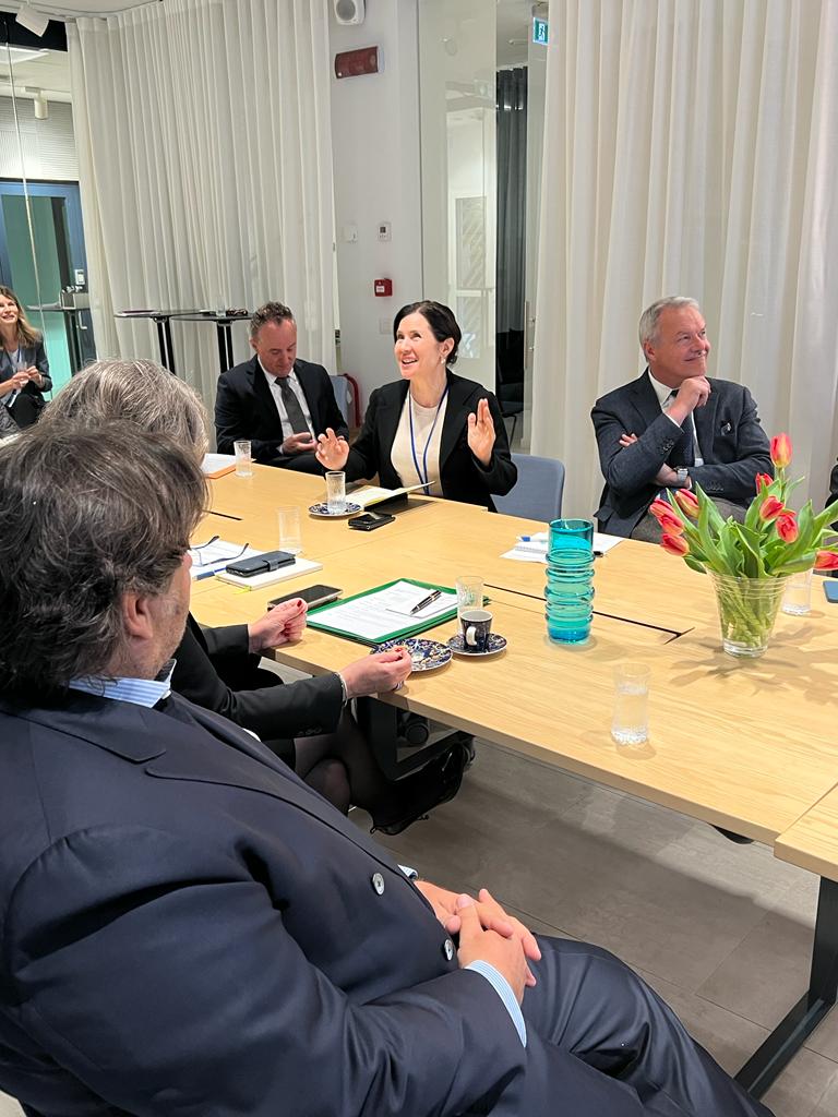 FinlandinItaly's tweet photo. Counsellors, #Trade & #Investment @HannaRLauren and @SilvaPaananen presented the sectors where 🇫🇮 and 🇮🇹 have synergies: #smartmobility, #digitalization of mobility, #renewable energies and clean technologies, #gaming, the digitization of #health services.
#cleantech #healttech https://t.co/gXWK0KbkNu