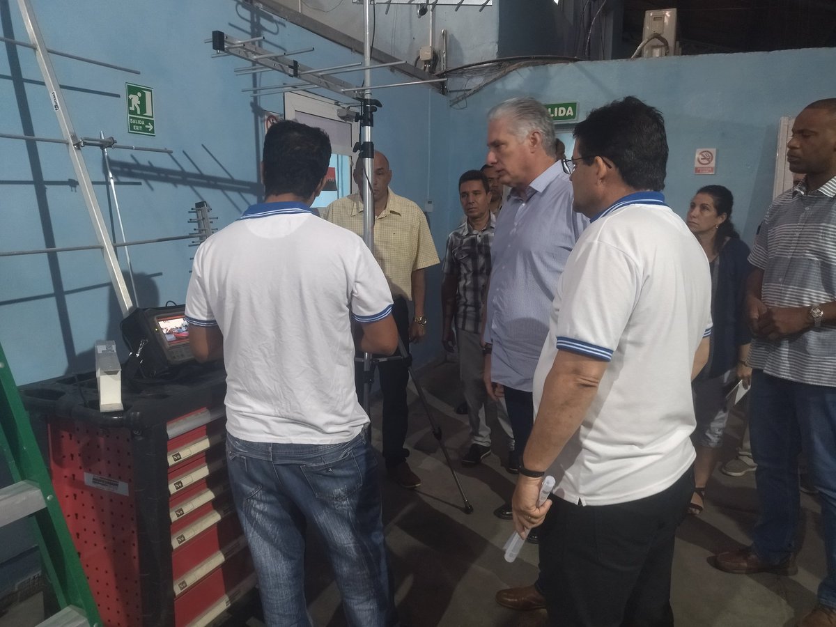 El Primer Secretario del CCPCC y  Presidente de #Cuba, @DiazCanelB visita la Fábrica de Antenas Comercializadora  S.U.R.L. de Santa Clara, con el objetivo de sistematizar el contacto con el pueblo y los obreros. 🇨🇺👉 bit.ly/3oujlhM

📸 @yunier_sifonte