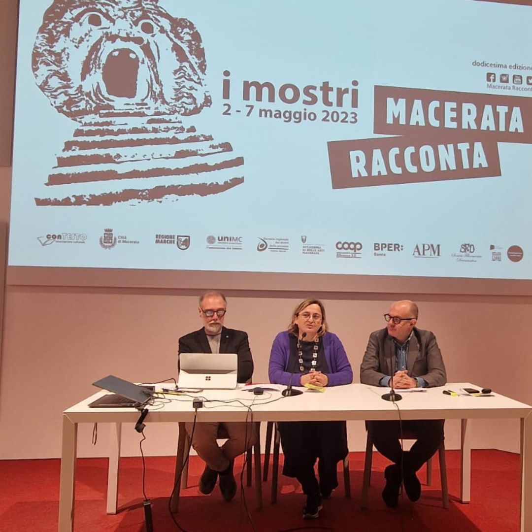 mcracconta's tweet photo. 📰 🎤 Durante la conferenza stampa di oggi alla Biblioteca Mozzi Borgetti è stato presentato il programma ufficiale della dodicesima edizione di Macerata Racconta.
📚 Vi aspettiamo dal 2 al 7 maggio insieme a tanti ospiti!
#mcracconta23 #imostri #conferenzastampa https://t.co/JG50uSt1G6