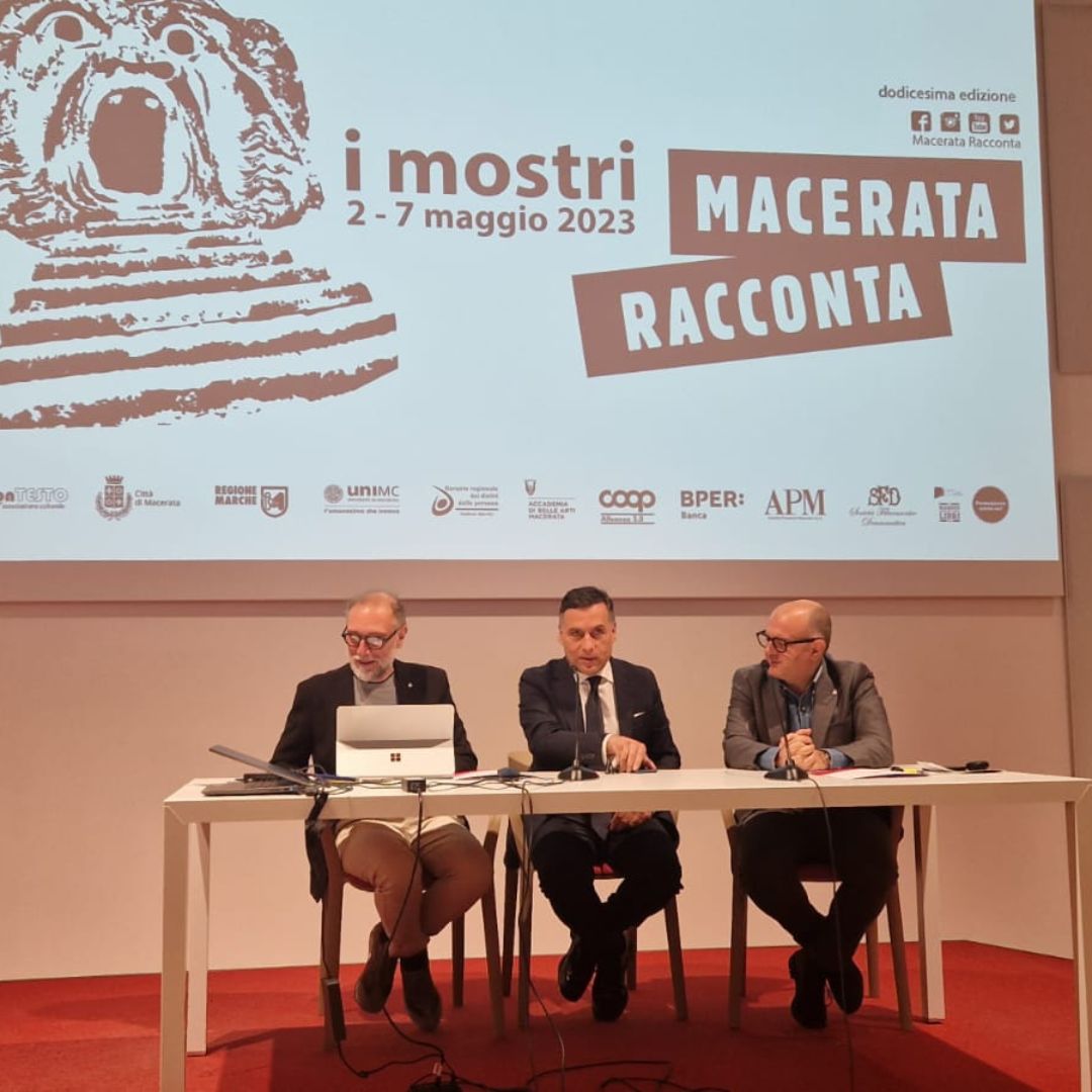 mcracconta's tweet photo. 📰 🎤 Durante la conferenza stampa di oggi alla Biblioteca Mozzi Borgetti è stato presentato il programma ufficiale della dodicesima edizione di Macerata Racconta.
📚 Vi aspettiamo dal 2 al 7 maggio insieme a tanti ospiti!
#mcracconta23 #imostri #conferenzastampa https://t.co/JG50uSt1G6