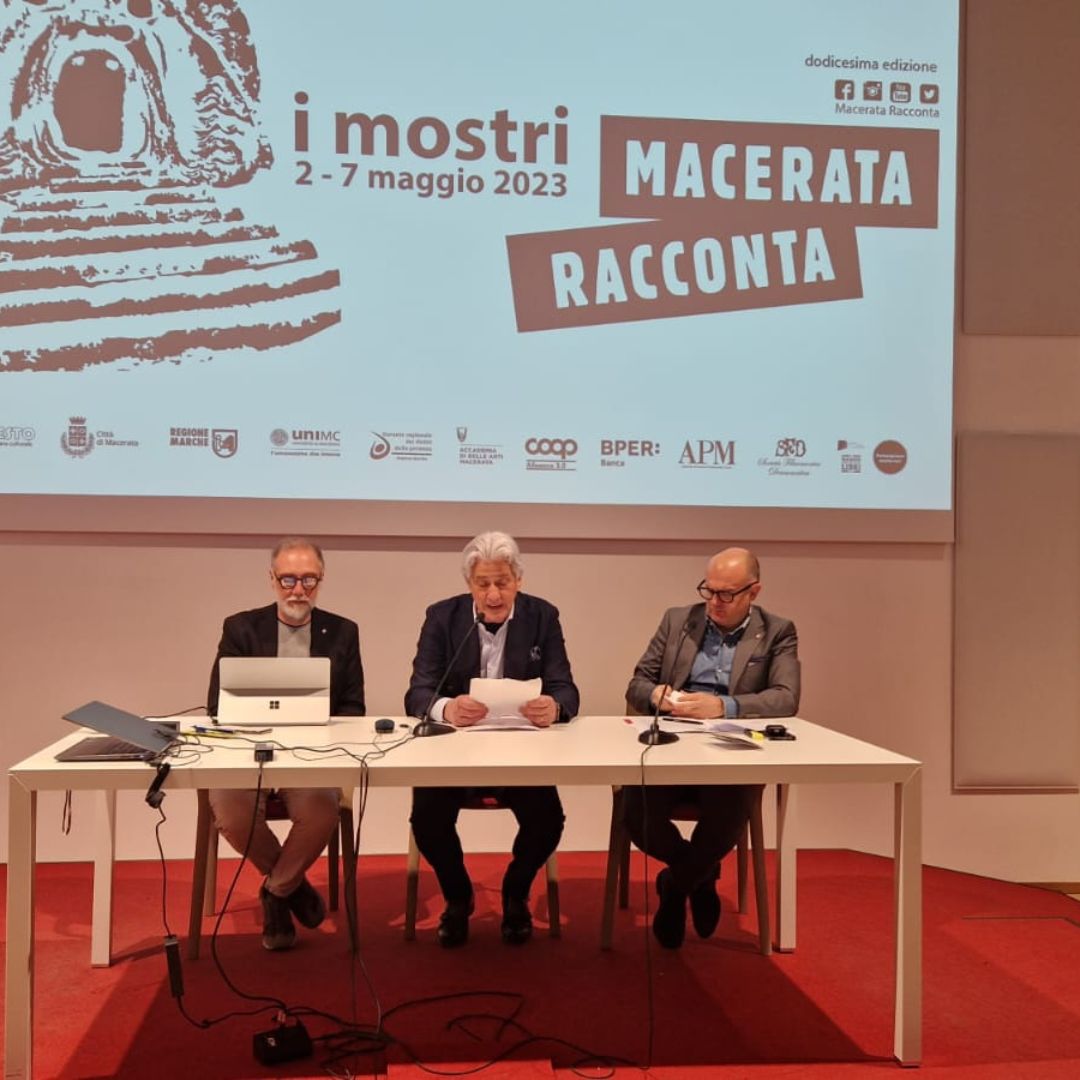 mcracconta's tweet photo. 📰 🎤 Durante la conferenza stampa di oggi alla Biblioteca Mozzi Borgetti è stato presentato il programma ufficiale della dodicesima edizione di Macerata Racconta.
📚 Vi aspettiamo dal 2 al 7 maggio insieme a tanti ospiti!
#mcracconta23 #imostri #conferenzastampa https://t.co/JG50uSt1G6
