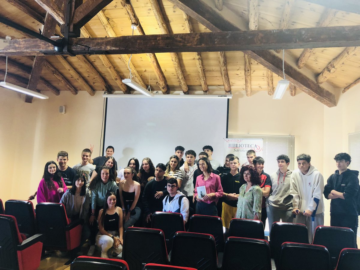 ¡Karim en Sariñena! Muchas gracias <a href="/paulafigols/">Paula Figols</a> ha sido un lujo contar contigo y mostrarnos todos los detalles de “Catorce”📚❣️
¡Feliz día del libro!
Gracias <a href="/IESMonegros/">IES Monegros</a>