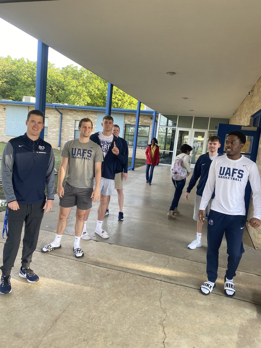 UAFSMBB's tweet photo. Had a great morning at Raymond Orr elementary for our high five Friday! π¦π΅βͺοΈ #Family https://t.co/HRuxL5giLq