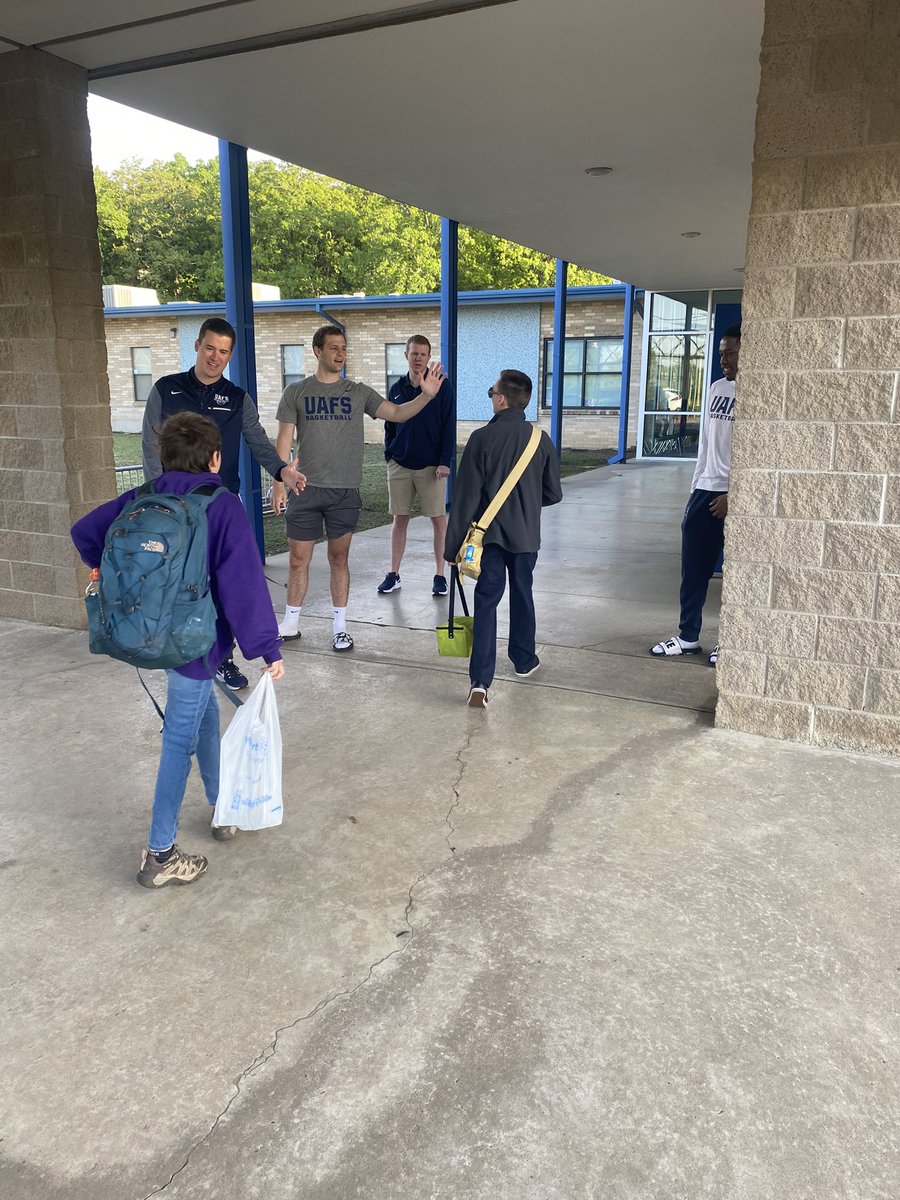UAFSMBB's tweet photo. Had a great morning at Raymond Orr elementary for our high five Friday! π¦π΅βͺοΈ #Family https://t.co/HRuxL5giLq