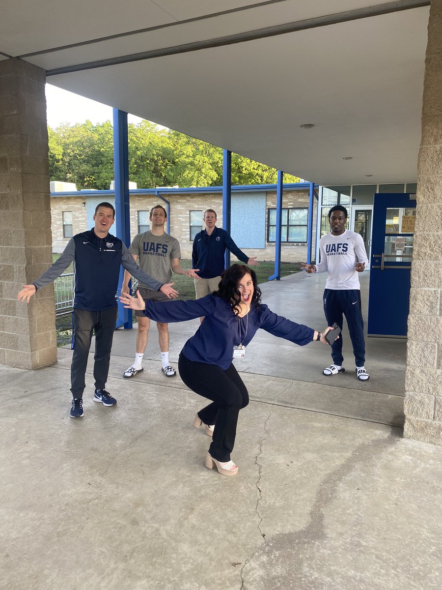 UAFSMBB's tweet photo. Had a great morning at Raymond Orr elementary for our high five Friday! π¦π΅βͺοΈ #Family https://t.co/HRuxL5giLq