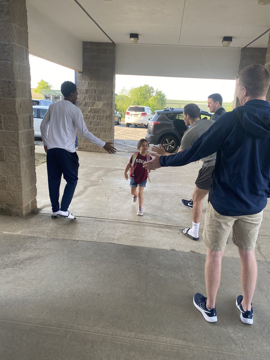 UAFSMBB's tweet photo. Had a great morning at Raymond Orr elementary for our high five Friday! π¦π΅βͺοΈ #Family https://t.co/HRuxL5giLq