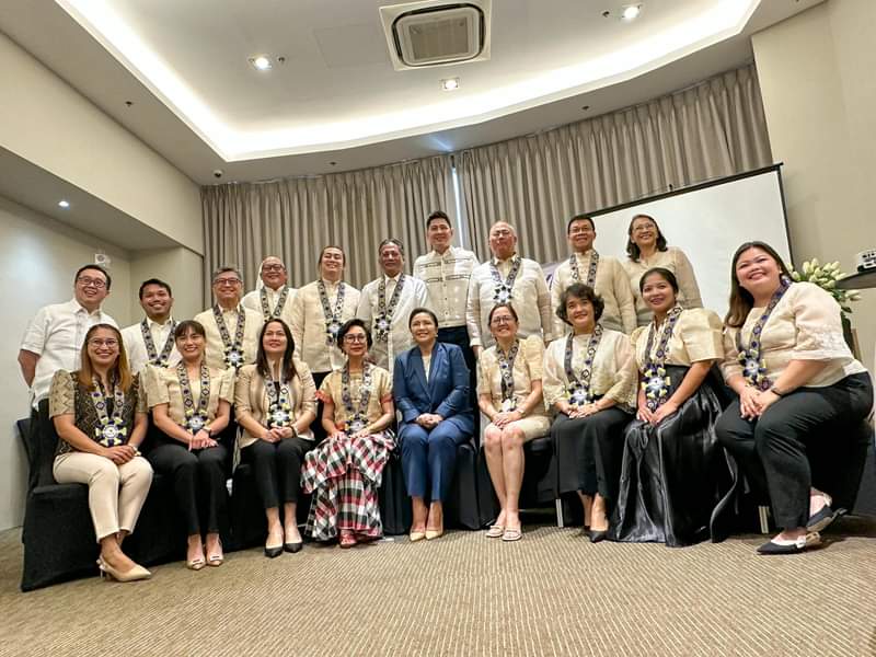 emilianooreyes1's tweet photo. Now, Ladies and Gentlemen of our only Country, be kind enough to agree and conform with my honest if not brutal opinion that Atyy Leni Robredo is the true, real, and legitimate President ot the Philippines. ( with LGU executives ). https://t.co/jZJEDfGtc3