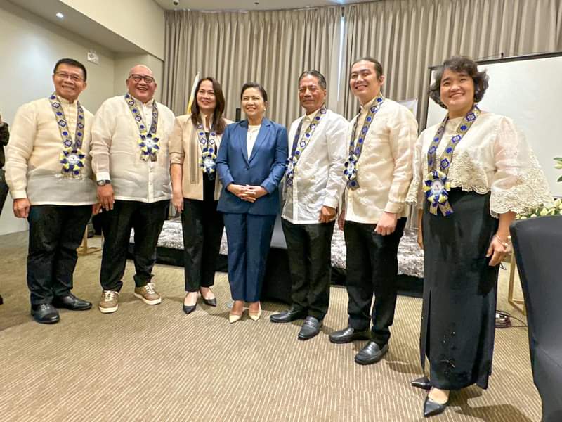 emilianooreyes1's tweet photo. Now, Ladies and Gentlemen of our only Country, be kind enough to agree and conform with my honest if not brutal opinion that Atyy Leni Robredo is the true, real, and legitimate President ot the Philippines. ( with LGU executives ). https://t.co/jZJEDfGtc3