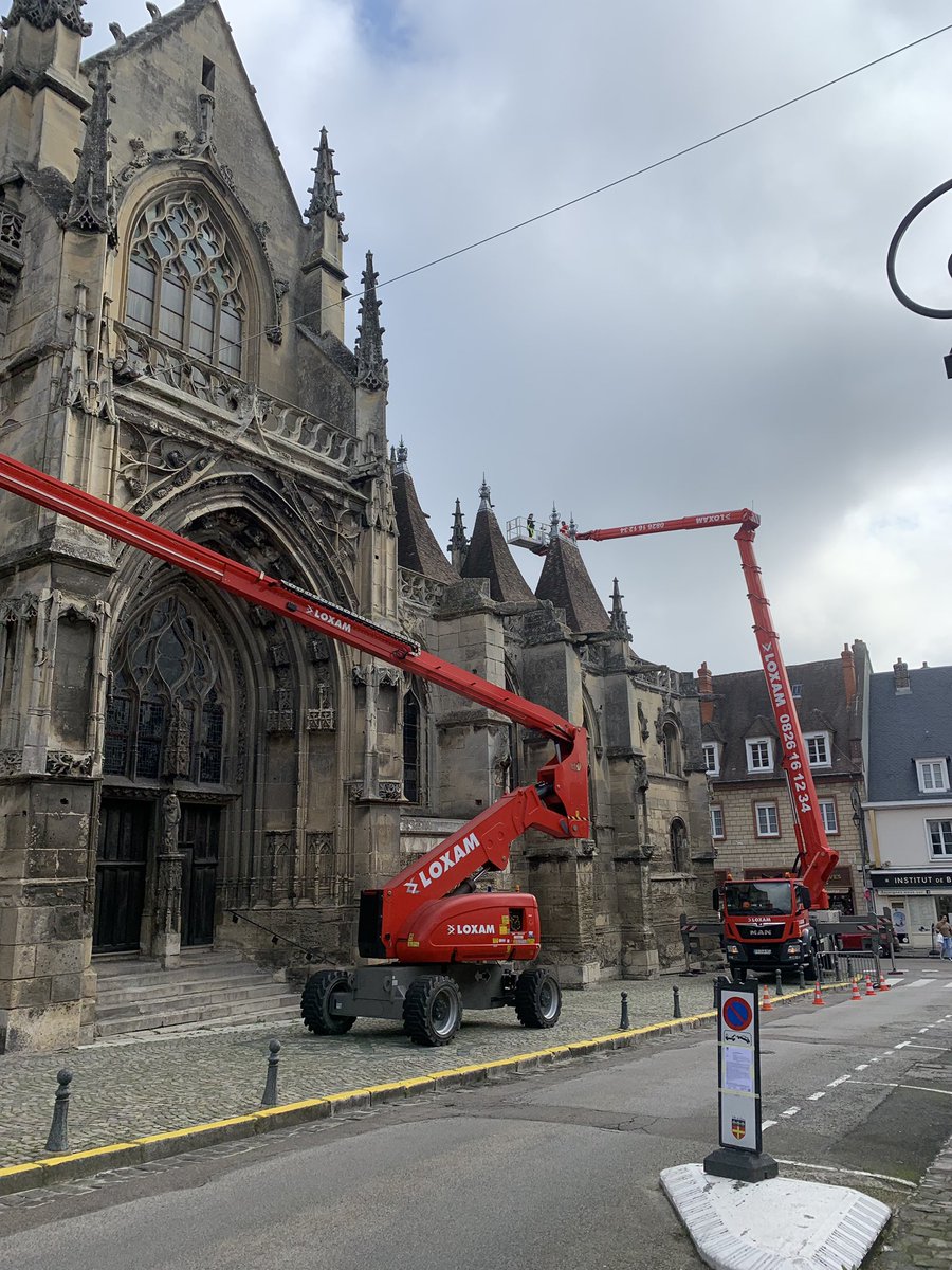 Diagnostic en cours sur les sculptures de l’église Saint-Gervais-Saint-Protais de Gisors. 
Deux nacelles, dont l’une de 52m est nécessaire, pour accéder aux parties les plus élevées. 
<a href="/GisorsOfficiel/">Ville de Gisors</a> <a href="/Jose_CERQUEIRA_/">José CERQUEIRA</a> #Patrimoine