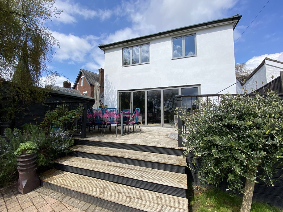 After a wet start to the day, the sun has graced us with its presence - hurrah! Perfect timing for our afternoon viewings. How fabulous is this garden and it’s so close to the town centre, parks and station!