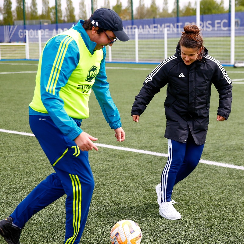PFC_feminines's tweet photo. 💙 Dans le cadre de son double projet au sein Comité Régional de la Fédération sportive et culturelle de France, @camille_pech a convié une vingtaine de jeunes issue d'instituts médico-éducatifs de la région à participer à un après-midi 100% foot.

#CertifiéParis
