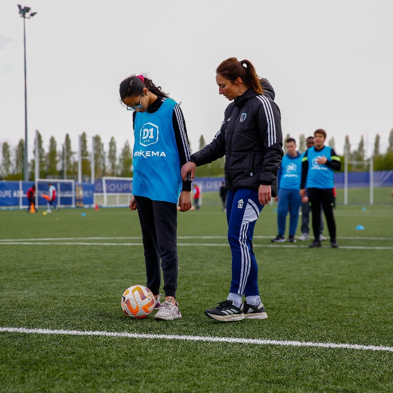 PFC_feminines's tweet photo. 💙 Dans le cadre de son double projet au sein Comité Régional de la Fédération sportive et culturelle de France, @camille_pech a convié une vingtaine de jeunes issue d'instituts médico-éducatifs de la région à participer à un après-midi 100% foot.

#CertifiéParis