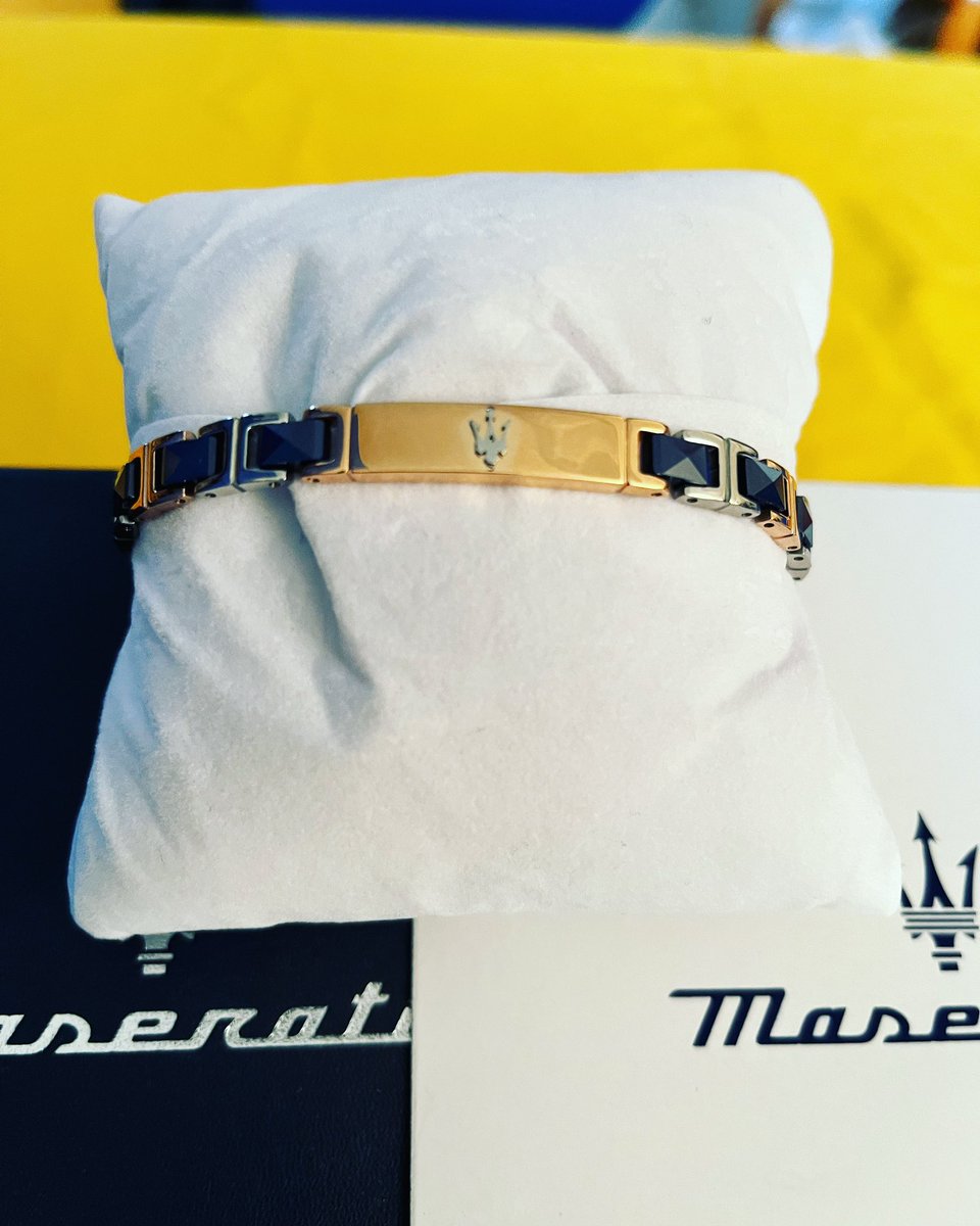 PiramideRossa's tweet photo. I #regali #belli post #compleanno…#braccialeuomo #maserati 😍😍😍 #trecolori #azzurro #dorato e #argento #bracelet #pulseira #bluespirit #amicizia #grazieee https://t.co/Ippw25yJCV