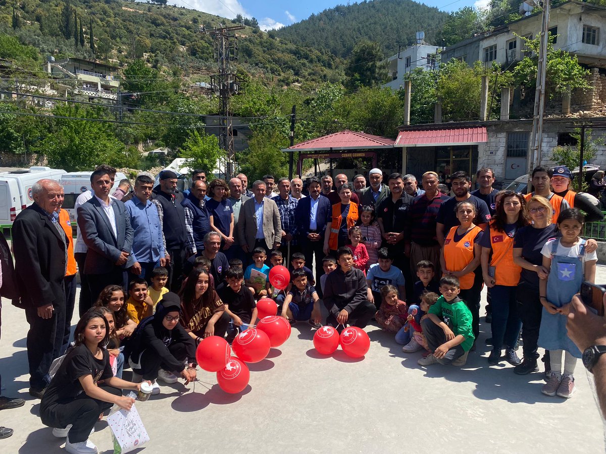 GEA__SAR's tweet photo. GEA Gönüllüleri olarak bayramda #İskenderun'da çadır ve konteyner kentlerde bulunan vatandaşlarımızla birlikteyiz ve #bayram hediyelerimizi ulaştırıyoruz.❤️
Birlik, dayanışma dolu nice bayramlara!
@IskndrnKymkmlik

#GEAAramaKurtarma #RamazanBayramı #birlik #beraberlik https://t.co/IXUn5EBQwr