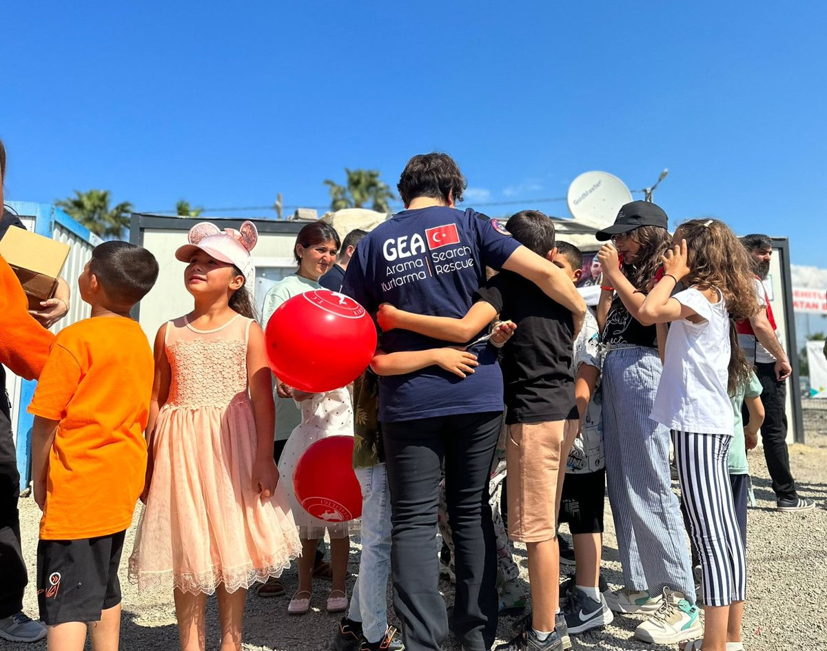 GEA__SAR's tweet photo. GEA Gönüllüleri olarak bayramda #İskenderun'da çadır ve konteyner kentlerde bulunan vatandaşlarımızla birlikteyiz ve #bayram hediyelerimizi ulaştırıyoruz.❤️
Birlik, dayanışma dolu nice bayramlara!
@IskndrnKymkmlik

#GEAAramaKurtarma #RamazanBayramı #birlik #beraberlik https://t.co/IXUn5EBQwr