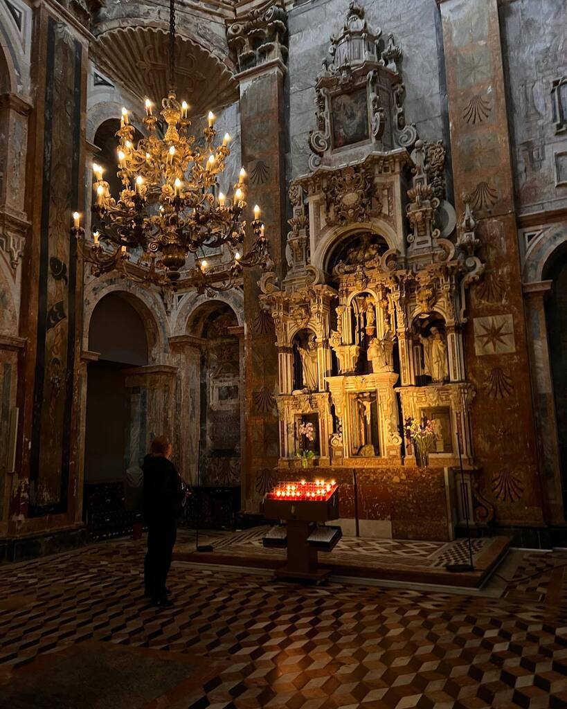 felixbernet's tweet photo. Todo lo que rodea a la iglesia es oscuro. Muy oscuro https://t.co/U3JIX90Brc