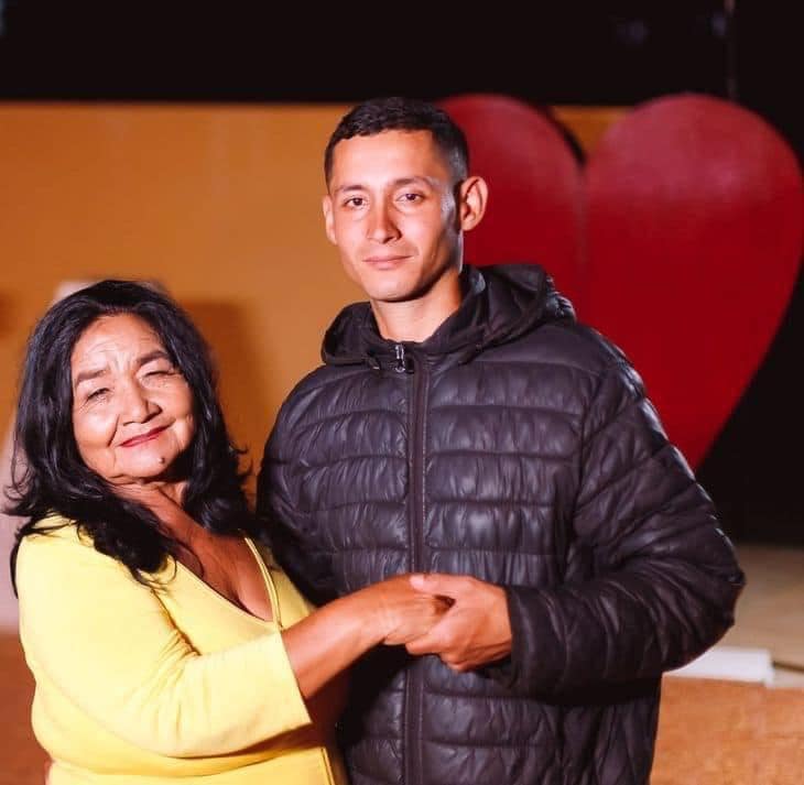 nanduti's tweet photo. ¡Es hoy, es hoy! 😍🥳💃

Hoy se casan Ña Rufina y Juan  Ramón👰🤵‍♂️

La locutora de San Pedro, de 70 años y su oyente admirador de 27 años se casan esta noche tras siete años de relación. #1020AM https://t.co/s09kh0W4Rt