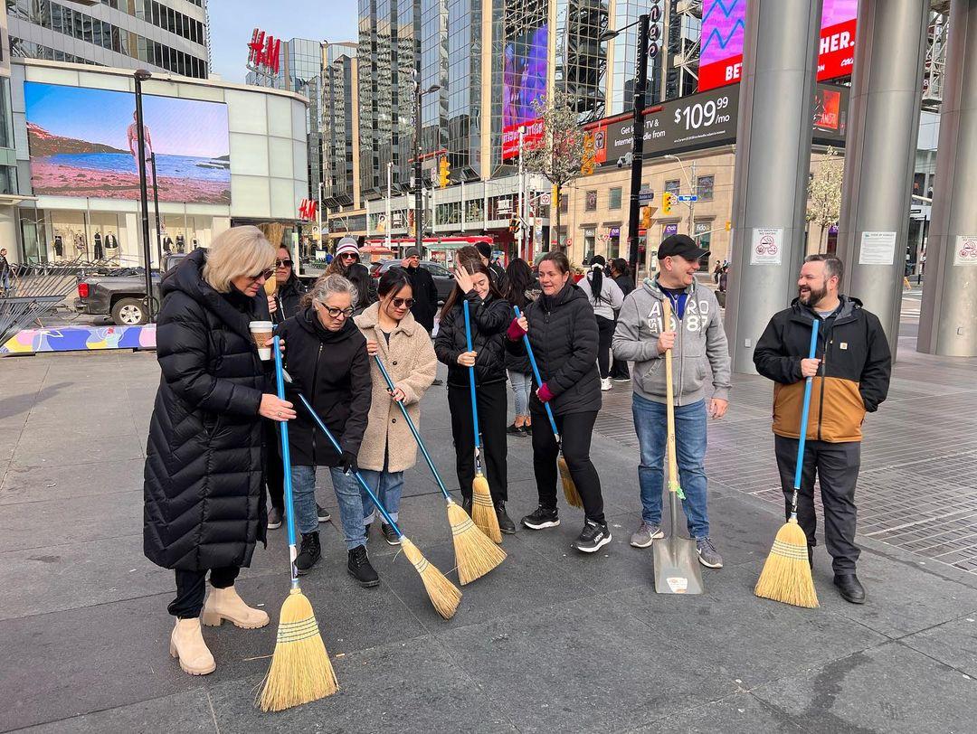 DowntownYonge's tweet photo. A great turnout this morning to our first #CommunityCleanUpDay since 2019! 💚 Spending the morning cleaning up our streets and laneways 🧹 #YongeLove
@LiveGreenTO
#CleanToronto https://t.co/mNhcvgVGO0