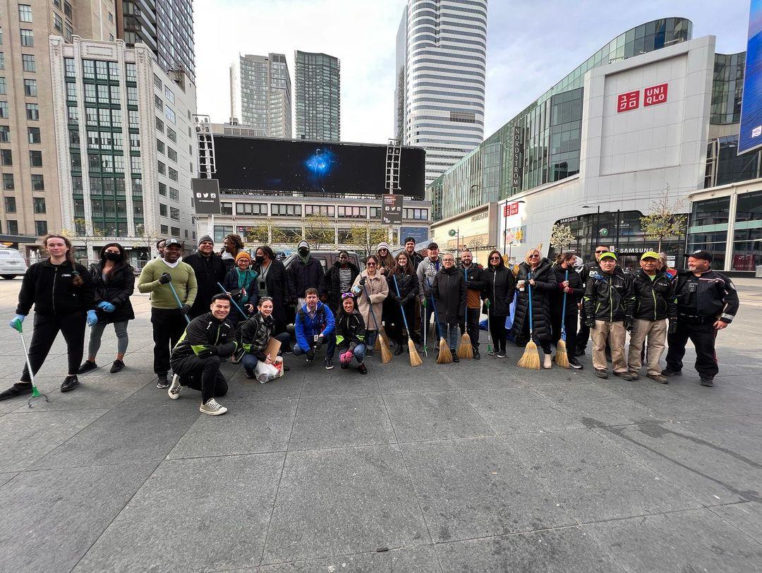 DowntownYonge's tweet photo. A great turnout this morning to our first #CommunityCleanUpDay since 2019! 💚 Spending the morning cleaning up our streets and laneways 🧹 #YongeLove
@LiveGreenTO
#CleanToronto https://t.co/mNhcvgVGO0