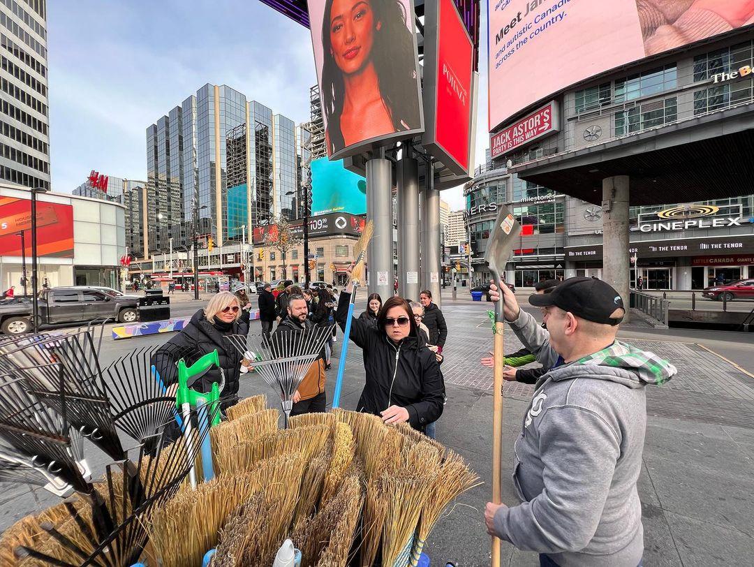 DowntownYonge's tweet photo. A great turnout this morning to our first #CommunityCleanUpDay since 2019! 💚 Spending the morning cleaning up our streets and laneways 🧹 #YongeLove
@LiveGreenTO
#CleanToronto https://t.co/mNhcvgVGO0