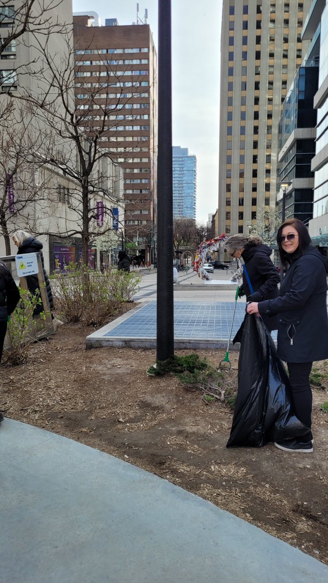 DowntownYonge's tweet photo. A great turnout this morning to our first #CommunityCleanUpDay since 2019! 💚 Spending the morning cleaning up our streets and laneways 🧹 #YongeLove
@LiveGreenTO
#CleanToronto https://t.co/mNhcvgVGO0