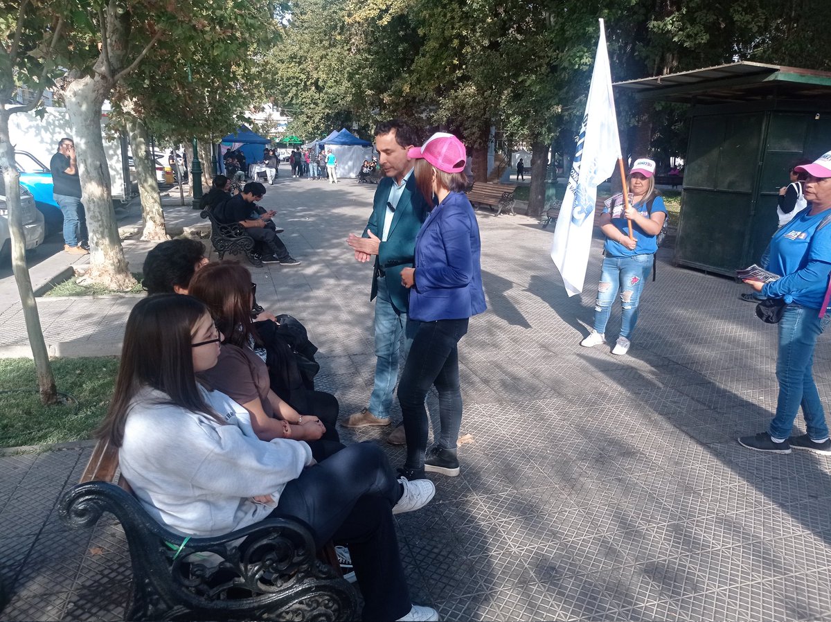 dr_marconunez's tweet photo. Estuvimos compartiendo con vecinos y vecinas de las comunas de Los Andes y Calle Larga. Muchas gracias por el cariño y apoyo de siempre.

Este próximo 7 de mayo, en la Región de Valparaíso y el valle de Aconcagua @marconunez
#consejeroconstitucional #vota2

¡Todo por Chile! ✌️ https://t.co/X5B3YRrxqC