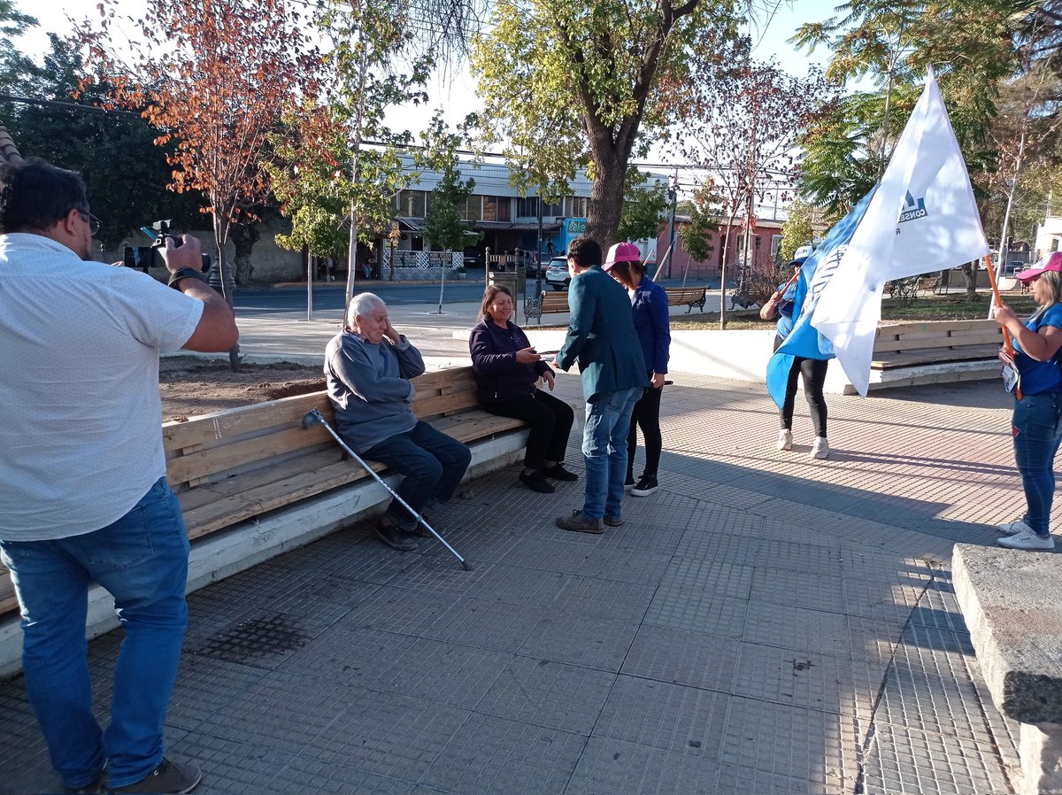 dr_marconunez's tweet photo. Estuvimos compartiendo con vecinos y vecinas de las comunas de Los Andes y Calle Larga. Muchas gracias por el cariño y apoyo de siempre.

Este próximo 7 de mayo, en la Región de Valparaíso y el valle de Aconcagua @marconunez
#consejeroconstitucional #vota2

¡Todo por Chile! ✌️ https://t.co/X5B3YRrxqC