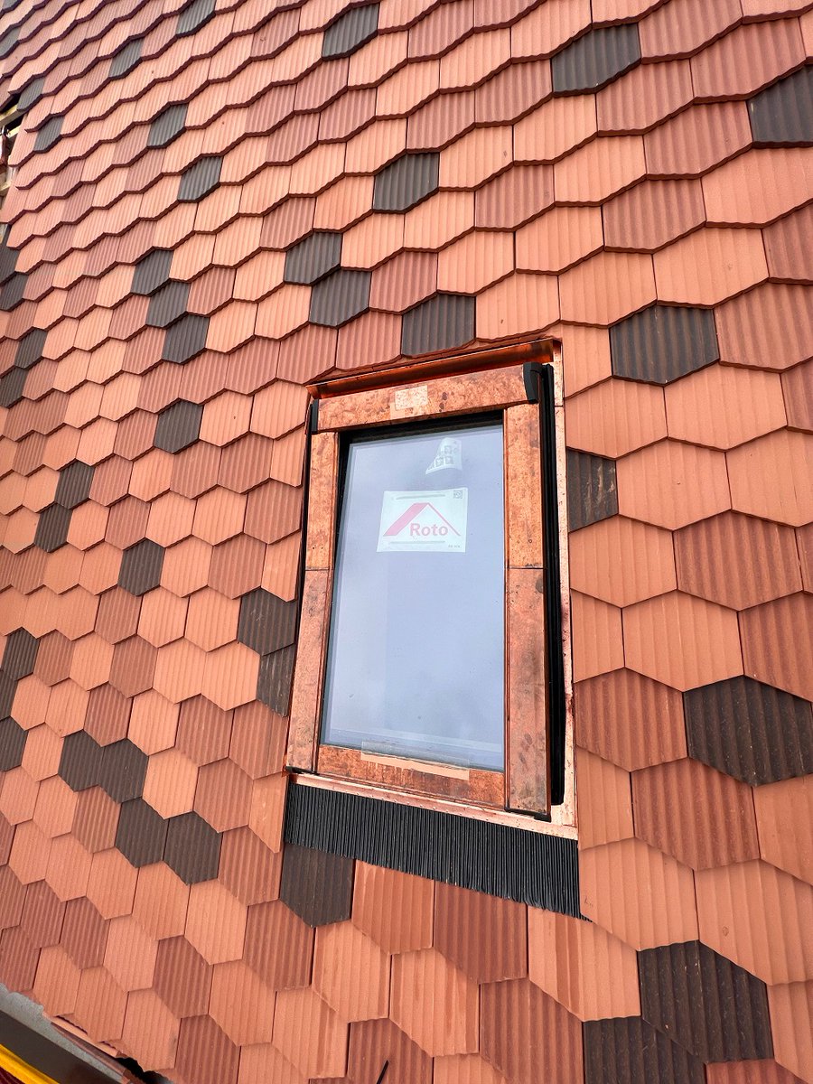 Aebischer_AG's tweet photo. Neubau «La Grande Ferme» in Onnens.
Die Dacheindeckung erfolgt mit grossen Biberschwanzziegeln Vaudaire in verschiedenen Farben. Nouvelle construction “la Grande Ferme” à Onnens.
Le toit est recouvert de grandes tuiles plates de Vaudaire de différentes couleurs. https://t.co/ztqXEao8Hz