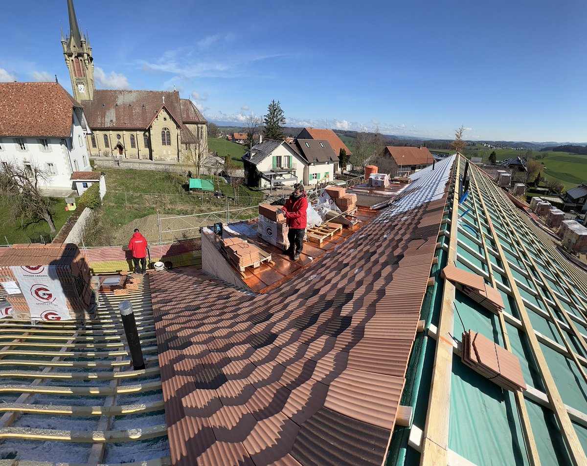 Aebischer_AG's tweet photo. Neubau «La Grande Ferme» in Onnens.
Die Dacheindeckung erfolgt mit grossen Biberschwanzziegeln Vaudaire in verschiedenen Farben. Nouvelle construction “la Grande Ferme” à Onnens.
Le toit est recouvert de grandes tuiles plates de Vaudaire de différentes couleurs. https://t.co/ztqXEao8Hz