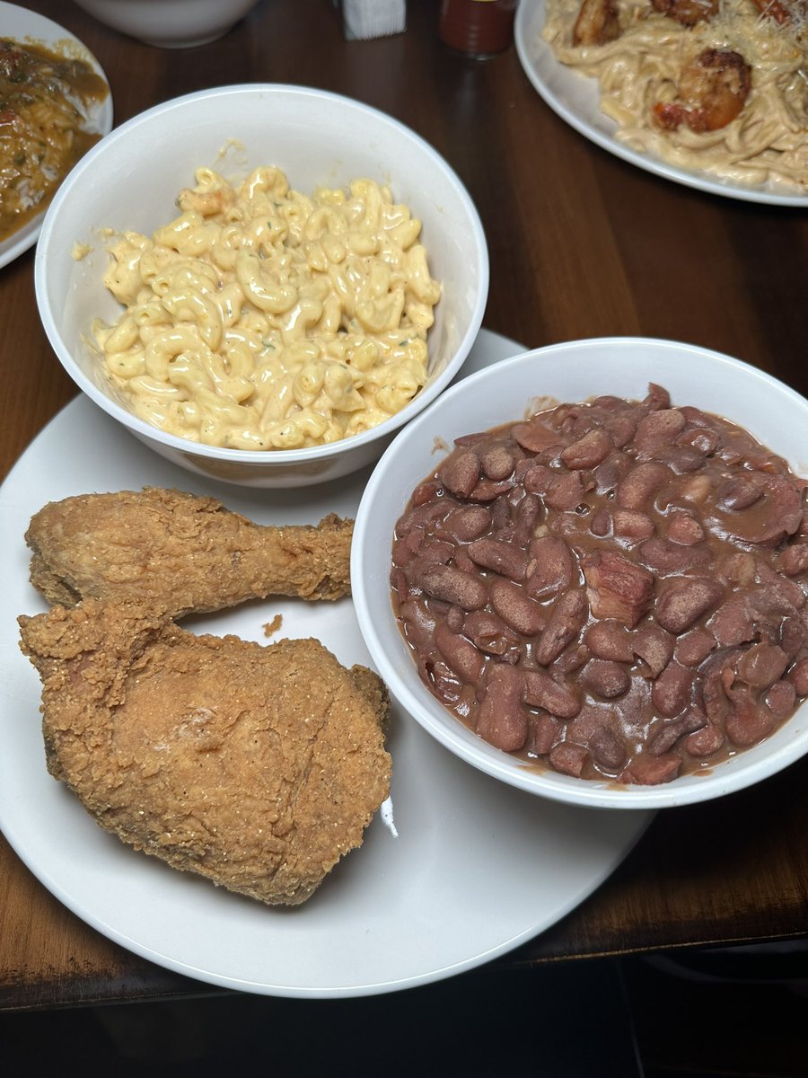 EricEatsHTX's tweet photo. Butter Funk Kitchen 
📍8511 Scott St, Houston, Tx 
IG: ButterFunkHouston

Catfish w/ Etouffee 
Shrimp Pasta 
Fried Chicken w/ Mac &amp; Red Beans 
Gumbo https://t.co/YP2FGk5ZJe