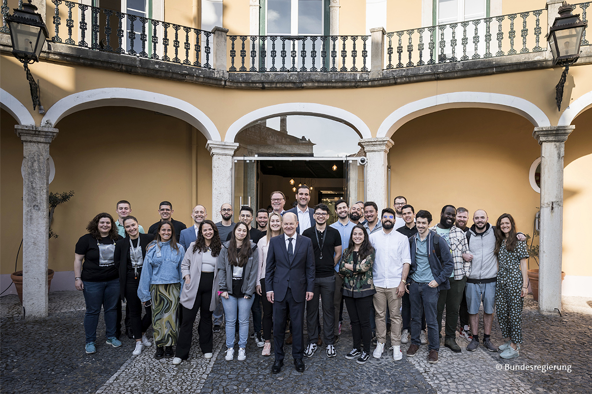 🇵🇹💻German Chancellor Olaf Scholz visited our team "digital solutions" in #Portugal: the highly diverse workforce not only empowers digital solutions for #VWGroup, worldwide, but also shares a great team spirit!
<a href="/bundeskanzler/">Bundeskanzler Friedrich Merz</a> seemed impressed. Thanks for stopping by! 👋😀