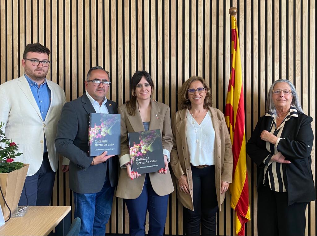 Prodeca (@prodecat) on Twitter photo 🍷Avui hem rebut la visita de <a href="/sommelier_re/">Ricardo Espindola</a>, director de <a href="/SumillersDeMex/">Escuela Mexicana de Sommeliers</a> a BCN, amb qui hem tingut el plaer de col·laborar els darrers anys amb diverses Master Class a Mèxic.
#PRODECA i <a href="/incavicat/">INCAVI</a> ens hi hem reunit per seguir valorant projectes per promocionar el #vicatalà a 🇲🇽 🍷Avui hem rebut la visita de <a href="/sommelier_re/">Ricardo Espindola</a>, director de <a href="/SumillersDeMex/">Escuela Mexicana de Sommeliers</a> a BCN, amb qui hem tingut el plaer de col·laborar els darrers anys amb diverses Master Class a Mèxic.
#PRODECA i <a href="/incavicat/">INCAVI</a> ens hi hem reunit per seguir valorant projectes per promocionar el #vicatalà a 🇲🇽