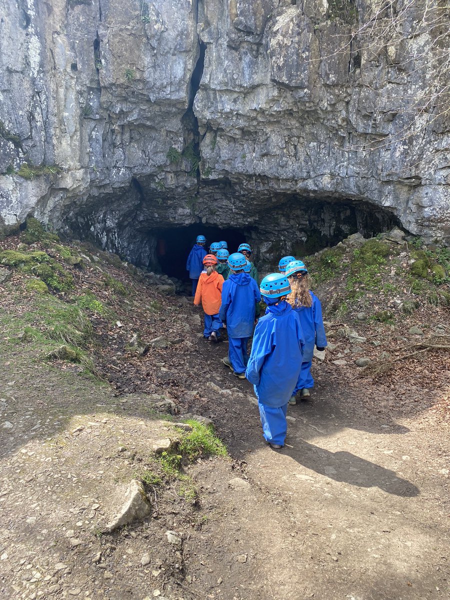 BeethamSchool's tweet photo. Year 3 and 4 braving the cave @LancsOutdoorEd https://t.co/29oGsRfs3X