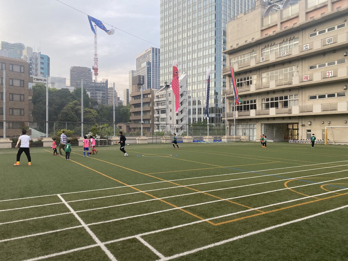 onarimonkickers's tweet photo. 本日も10人を超える子供達が集まってくれました！！　

スクール体験の子がまた次も来る！と言ってくれるのは本当に嬉しいですね😊　

#御成門小学校　
#御成門キッカーズスクール　
#体験者募集中　
#サッカー https://t.co/UryQXEXq2M