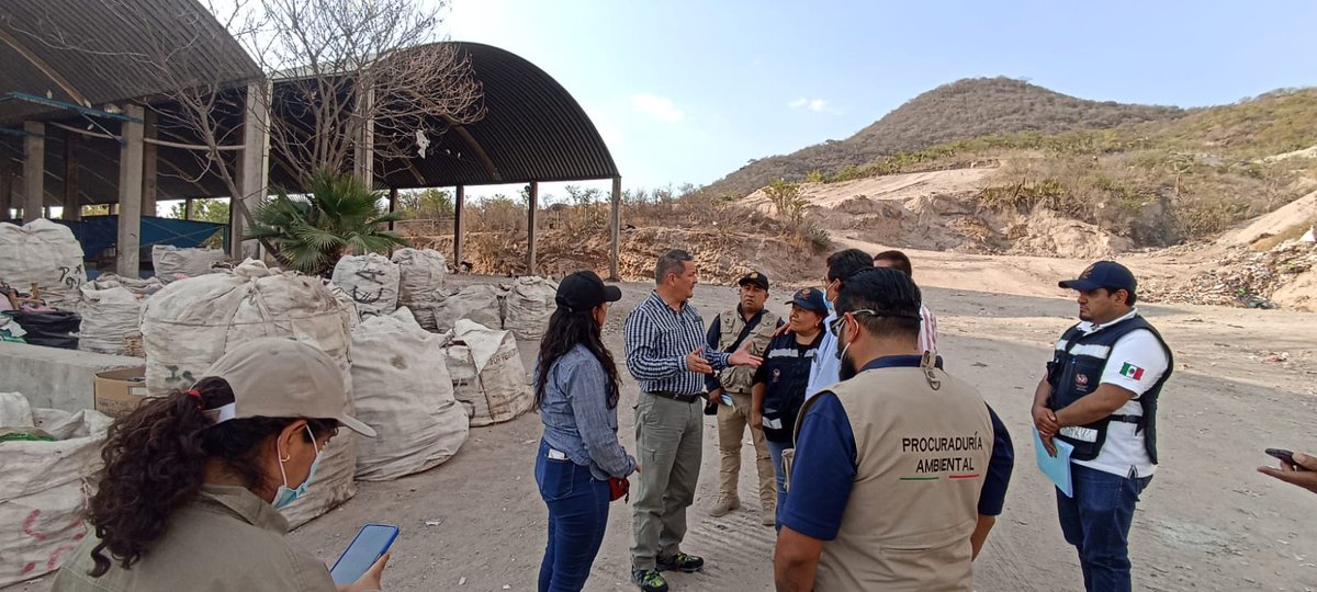 PROPAEO_OAX's tweet photo. Con el compromiso del Municipio de Huajuapan de León de regularizar su tiradero a cielo abierto, que adquirieron con la #PROPAEO el Procurador @JErnestoRuiz dio la instrucción de levantar la medida de seguridad impuesta a este sitio para iniciar los trabajos de saneamiento. https://t.co/NfpBOI55k9