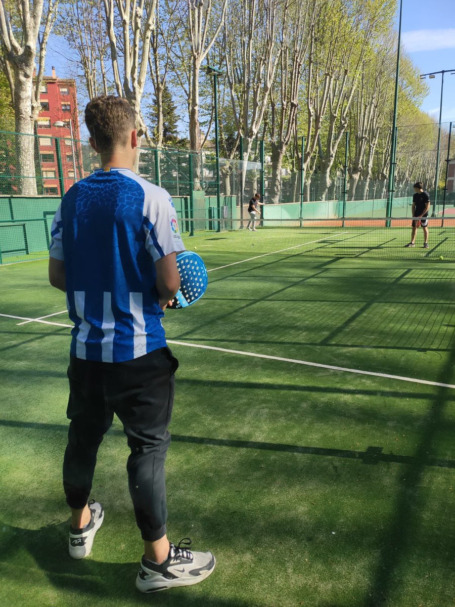 EpiaOlot's tweet image. Els divendres és el dia d'activitats físicoesportives amb implements! I aquest mes d'abril hem començat amb el pàdel a les pistes del Club Tennis Olot.
@tennisolot #aprenemperpoderensenyar
#FPOLOT