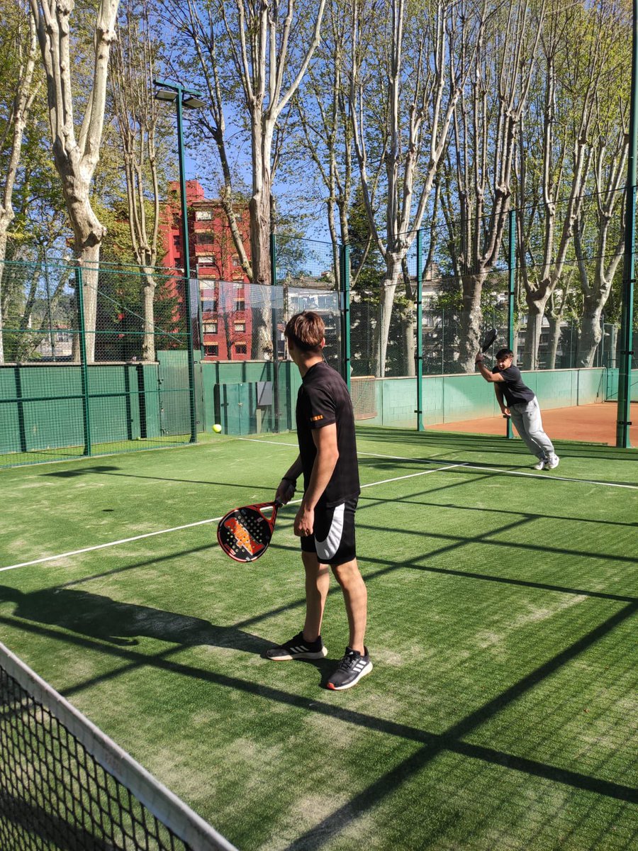 EpiaOlot's tweet image. Els divendres és el dia d'activitats físicoesportives amb implements! I aquest mes d'abril hem començat amb el pàdel a les pistes del Club Tennis Olot.
@tennisolot #aprenemperpoderensenyar
#FPOLOT