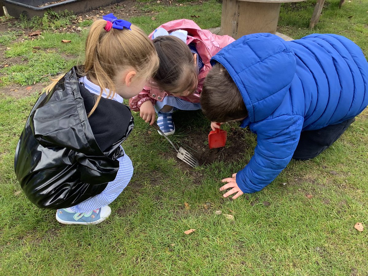 StGregorysEYFS's tweet photo. 🌟Exploring , investigating and having fun in the outdoor environment.🔎 @StGregorysNeth #miniexplorers #EYFS #outdoorlearningEYFS https://t.co/HQxgXFG2OZ