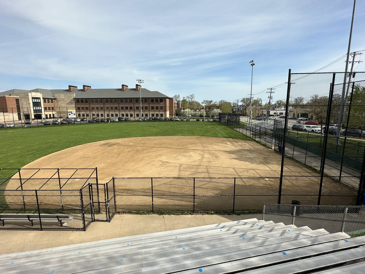 lkwdrecleslie's tweet image. Happy Friday &amp;amp; look 👀 who is ready for some softball 🥎 

@LkwdHarding field has gotten some attention &amp;amp; looks 🔥 

Thank you Lance Hauserman for doing some amazing #dirtwork @LkwdSupt @LkwdSchools @LkwdAthletics @lkwdsoftball #softball #lakewoodoh