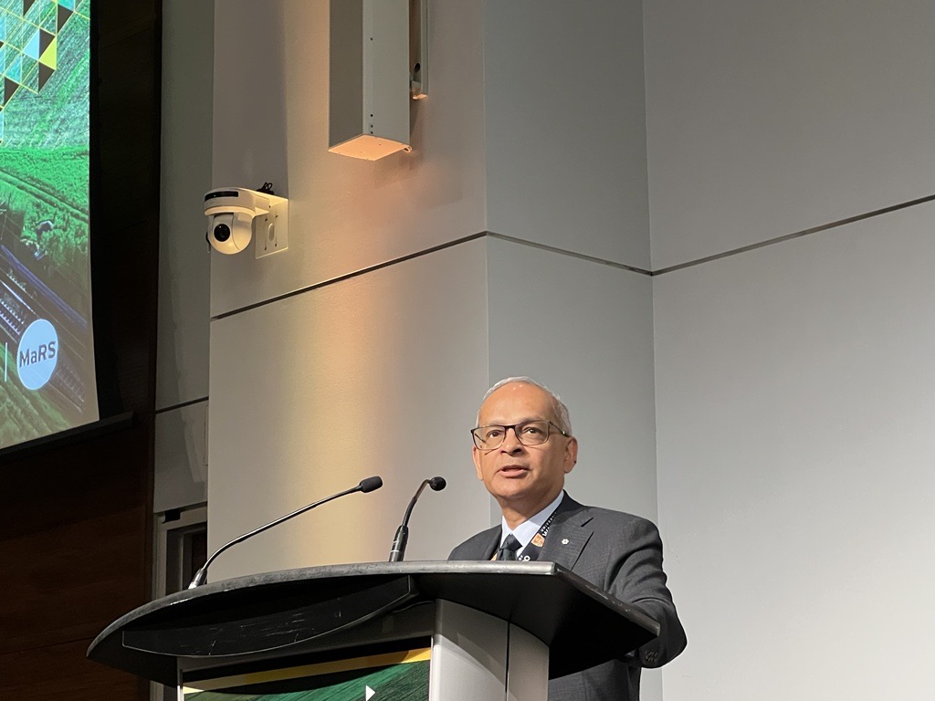 UWaterloo's tweet photo. #UWaterloo President and Vice-Chancellor, Vivek Goel (@UWaterlooPres), @MaRSDD CEO, Yung Wu (@YungWu), together with #UWaterloo VP, Research &amp; International, Charmaine Dean, welcome attendees and share their thoughts on the importance of today’s Summit. | #UWaterlooSummit https://t.co/hU2FuLw7Aa