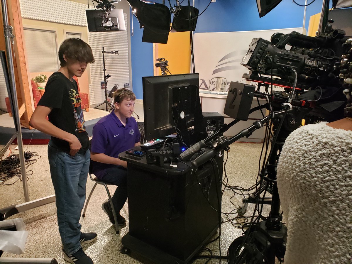 BCNTeleVision's tweet photo. When you agree to train the enemy...JUST JOKING...no child is ever such! JeffCoed tech hacked. So yes - my students help train a young Hueytown HS director.  Its their first year. Our state Anchor winner JARED (now UA) advises new crew!
@TCSBoardofEd  @TCTATuscaloosa @kknorstrom https://t.co/d5FyfOcq6M