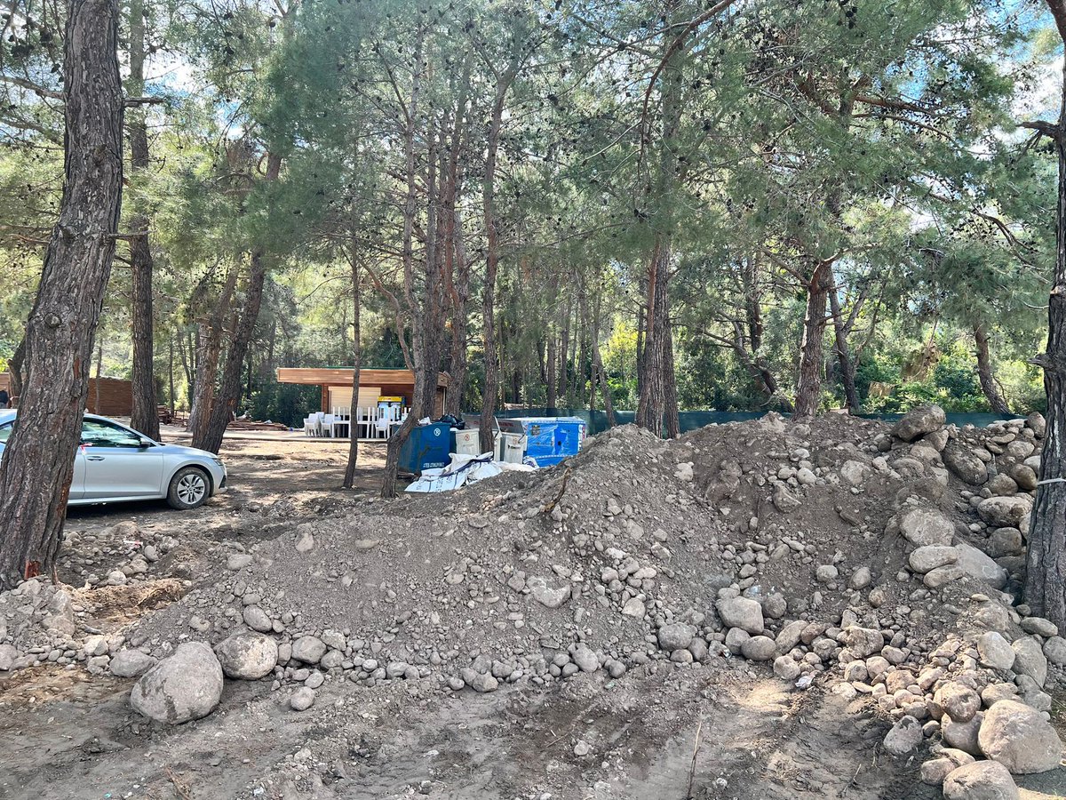 YusufYavuz3's tweet photo. Burası Phaselis Alacasu köyü. Kültür ve Turizm Bakanlığı’nın inşa ettiği halk plajının Mahkemenin yürütmeyi durdurma kararına rağmen açılışa hazırlanması, seçim öncesi derme-çatmalığın bir başka örneğini oluşturuyor. Burası 1. Derece sit ve milli park üstelik. Sözün bittiği yer.. https://t.co/dghCIlLsEH