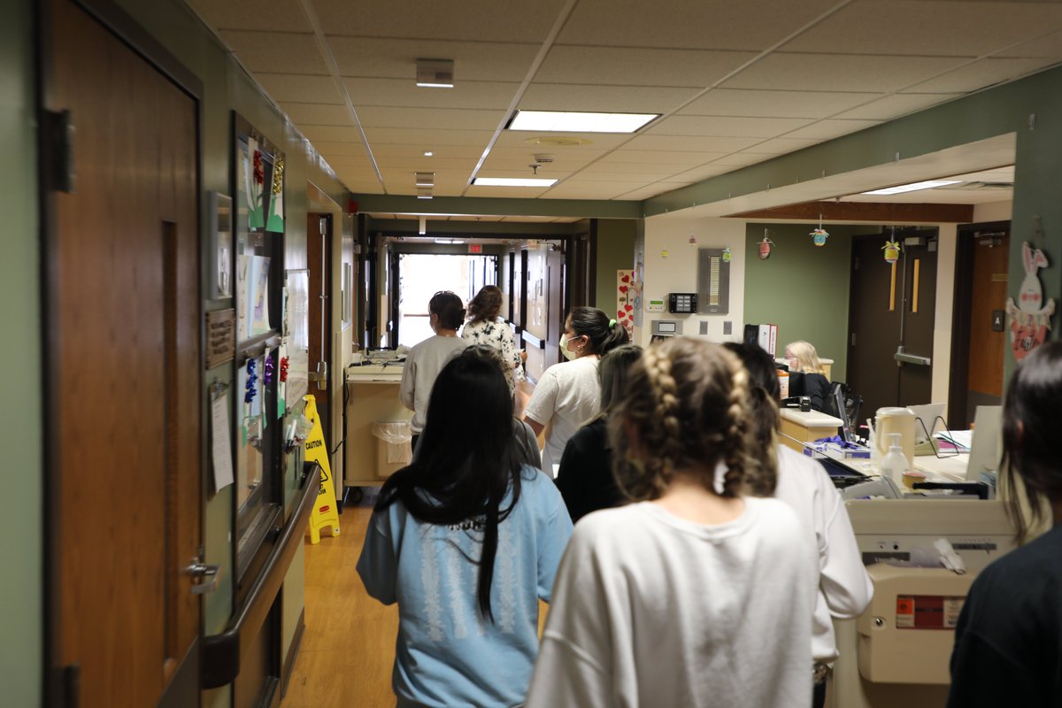 HarvardD50's tweet photo. This week, Harvard High School students had the opportunity to visit Mercy Harvard Hospital to take a hands-on tour of the building, meet nurses and doctors, and learn more about career fields within a hospital they might be interested in pursuing! #HarvardRising https://t.co/BaomTBUW2V