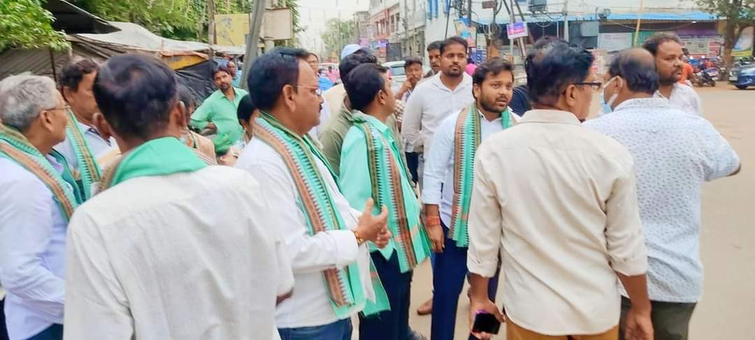 BiswalSouvic's tweet photo. ଜନସାଧାରଣ, ବିଭାଗୀୟ ଅଧିକାରୀ ଏବଂ ଯୁବ ତଥା ବରିଷ୍ଠ ନେତୃମଣ୍ଡଳୀ ଓ କର୍ମକର୍ତ୍ତା ବୃନ୍ଦ ଉପସ୍ଥିତ ଥିଲେ। ସଭିଙ୍କୁ ମୋର ଆନ୍ତରିକ ଶୁଭେଚ୍ଛା ଓ ଧନ୍ୟବାଦ୍ ଜଣାଉଛି।🙏
#ଉନ୍ନତି_ପଥରେ_କଟକ_ମହାନଗର 👏 #ChoudwarCuttack
#DevelopmentWorksInCuttack #Odisha https://t.co/ELqdk3cFGg