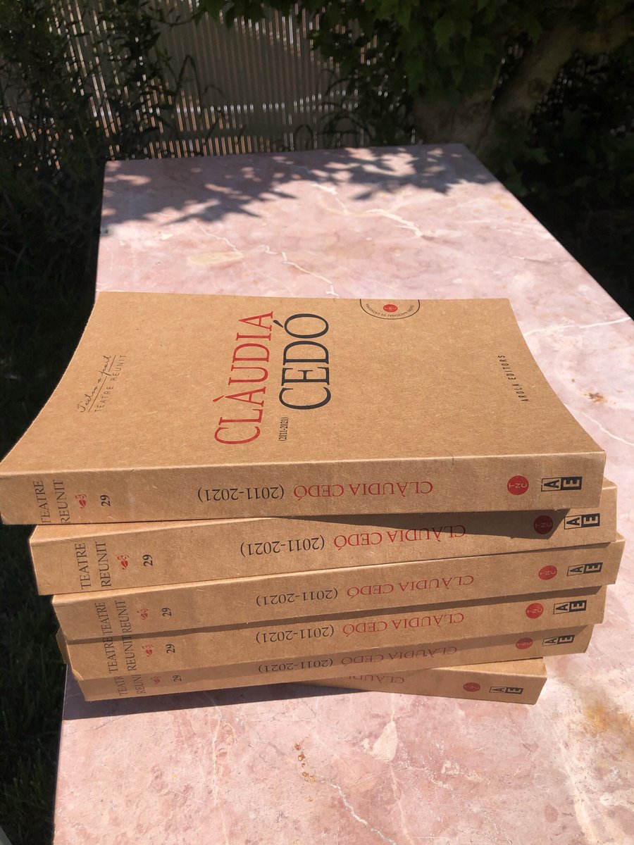 💥Acaba de sortir del forn el meu recull d’obres d’Arola! Quina il•lusió!! És una edició molt bonica, amb un pròleg preciós d’en @joanyago. Hi podreu trobar les obres que he escrit entre el 2011 i el 2021 ♥️ Ja el teniu a les llibreries, per Sant Jordi 😜📖! Estic ben contenta!!