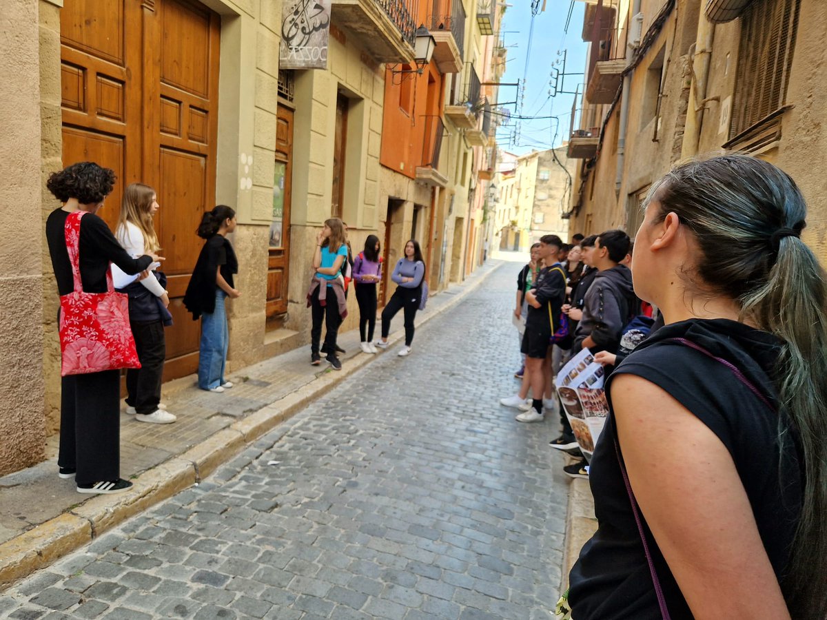 IEDMangrane's tweet photo. ➡️Guia per un dia! L'alumnat de 2n d'ESO dissenya i explica📢 als seus companys i companyes un itinerari pels llocs més destacats 🔝 de la Tortosa medieval ✡️☪️✝️. Aprendre, valorar i respectar el patrimoni cultural a partir de l'aprenentatge entre iguals👥 https://t.co/LDH3mjQ9Ex
