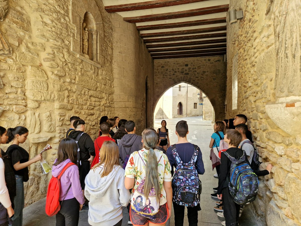 IEDMangrane's tweet photo. ➡️Guia per un dia! L'alumnat de 2n d'ESO dissenya i explica📢 als seus companys i companyes un itinerari pels llocs més destacats 🔝 de la Tortosa medieval ✡️☪️✝️. Aprendre, valorar i respectar el patrimoni cultural a partir de l'aprenentatge entre iguals👥 https://t.co/LDH3mjQ9Ex