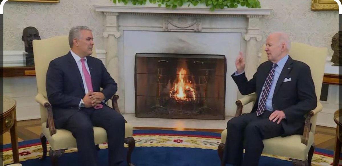 SorayaYanine77's tweet photo. Querida @MaCamilaRoa y @NoticiasCaracol @juanrobertovarg El Expresidente @IvanDuque SI se reunió “cara a cara” con el Presidente Biden. Te mando las fotos. Saludos. https://t.co/OEiNwMblbN